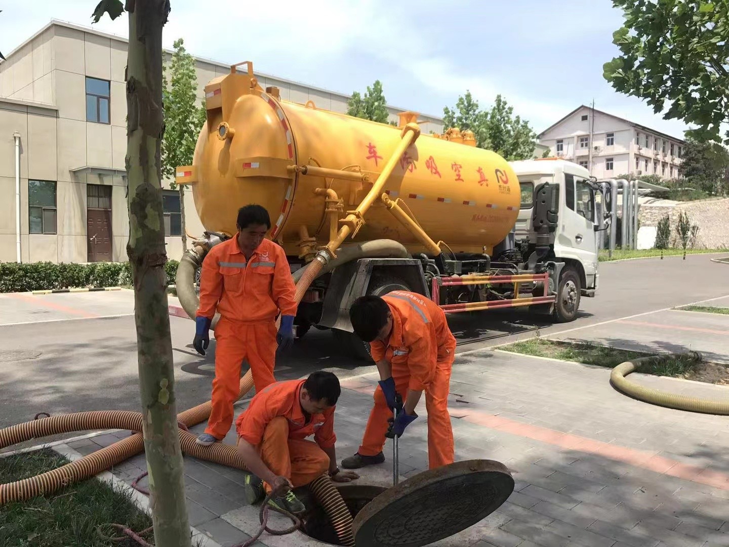 武陵管道疏通车停在窨井附近