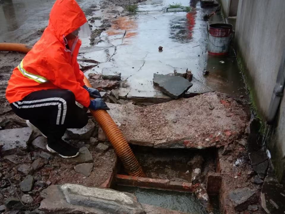 武陵专业清理污水池 炜誉市政以规范流程守护城市 “肠道”